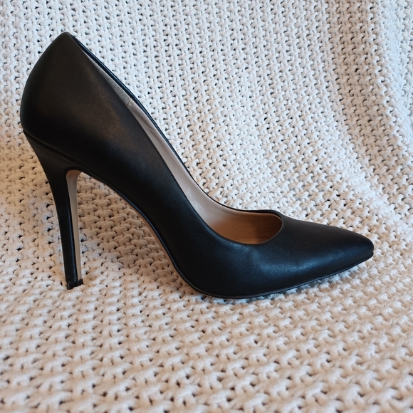 Black Pump Heels Pointed Toe Charles by Charles David - Picture 2 of 5
